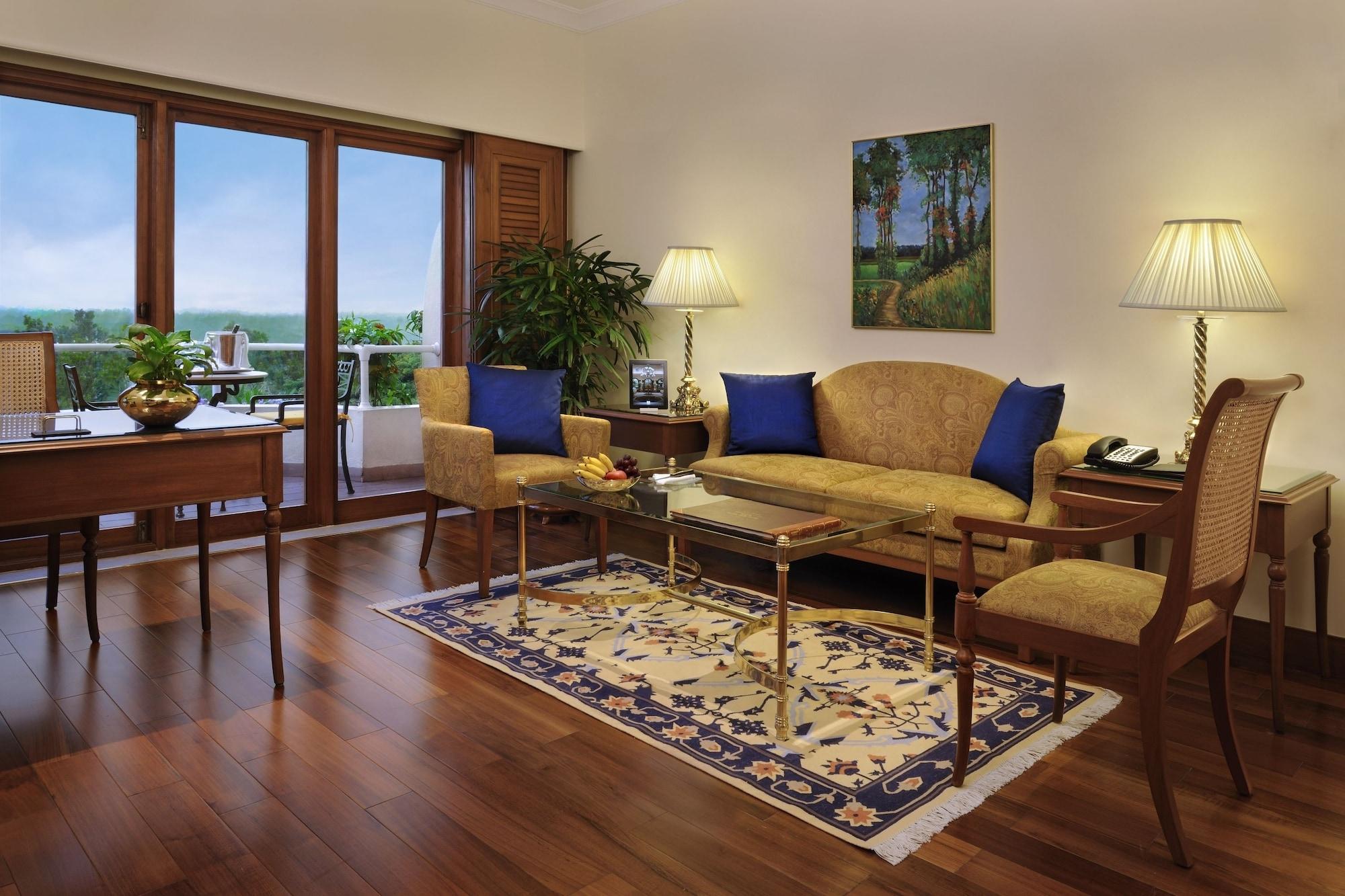 더 오베로이 벵갈루루 외부 사진 A living room at the Taj Bengal