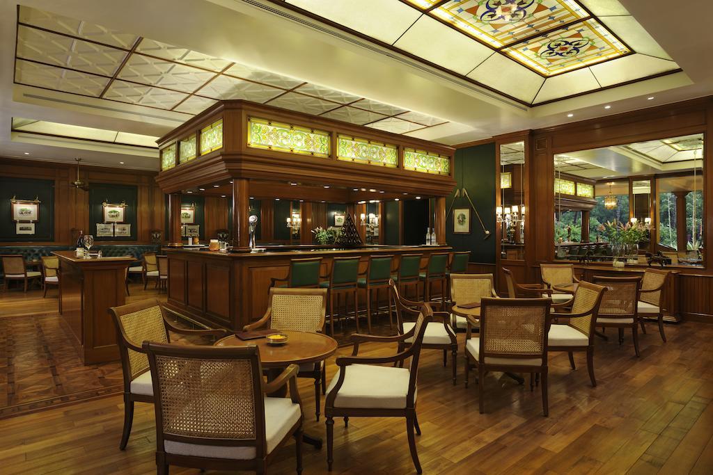 더 오베로이 벵갈루루 외부 사진 The bar at the 1906